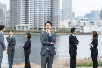 悩むビジネスマン