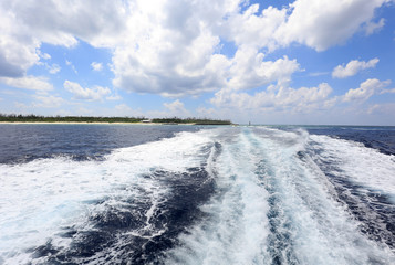 美しい沖縄の海と航跡