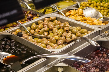 An olive bar at a grocery store 