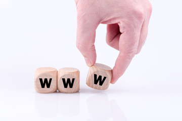 Eine Hand legt aus Buchstaben den Begriff WWW