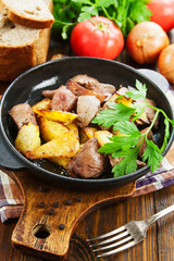 Potatoes stewed with chicken liver