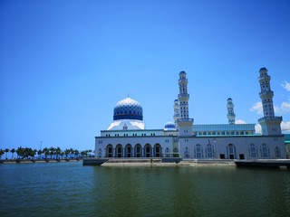 Fototapeta premium Water Mosque, aka Floating Mosque, Masjid Bandaraya, Kota Kinabalu, Malaysia