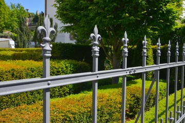 Metallzaun aus verzinktem Stahl mit Lanzenspitzen als Grundstücksabgrenzung