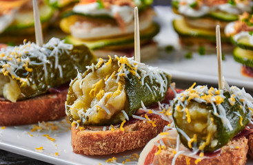 pincho de pimiento verde relleno y jamon iberico con virutas de huevo