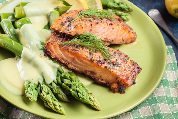 Baked salmon with asparagus and hollandaise sauce