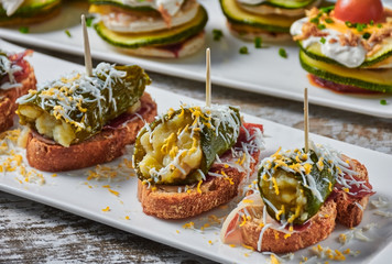 pincho de pimiento verde relleno y jamon iberico con virutas de huevo