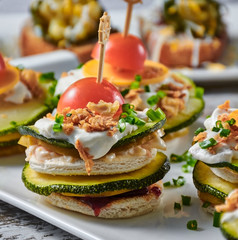 pincho vegetal con salsas dulces y saladas