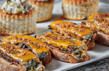 pincho de calabacin relleno de carne cubierto de queso fundido