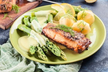 Baked salmon with asparagus and hollandaise sauce