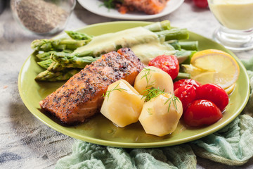 Baked salmon with asparagus and hollandaise sauce