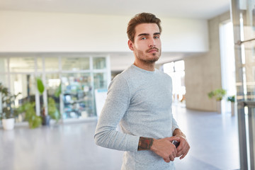 Junger Student oder Schüler in der Uni