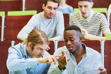 Studenten unterhalten sich über ein Tablet