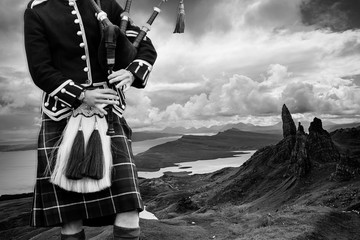 Traditional scottish bagpiper in full dress - obrazy, fototapety, plakaty