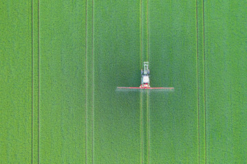 Pflanzenschutzmittel werden versprüht © Jennewein Foto