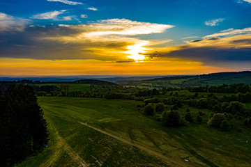 Obraz premium Sonnenuntergang im Vogelsberg in Hessen