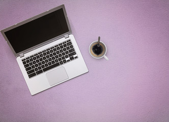 computer portatile e caffè su sfondo rosa
