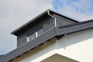 Dachgaube mit Naturschiefer-Verkleidung als Wetterschutz