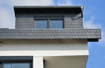 Dachgaube mit Naturschiefer-Verkleidung als Wetterschutz