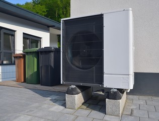 Klimaanlage/Luftwärmepumpe vor einem Wohnhaus