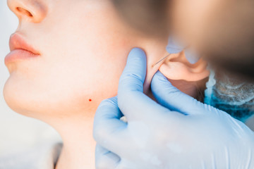 The procedure for the introduction of the active substance - under the skin, in pre-marked areas, injections of gualuronic acid are made - an ultrafine needle is used