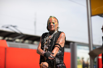 Antiheld Punker aussen verreist mit Zug