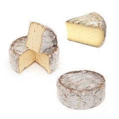 Tomme de Savoie / fromage au lait de vache cru fabriqué dans les Alpes françaises