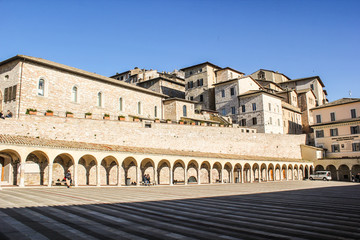 Fototapeta na wymiar portico in the square of Assisi