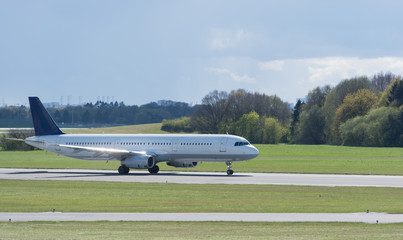 Flugzeug beim Start auf der Startbahn Hamburger Flughafen