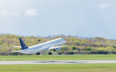 Fototapeta na wymiar Flugzeug beim Start auf der Startbahn Hamburger Flughafen
