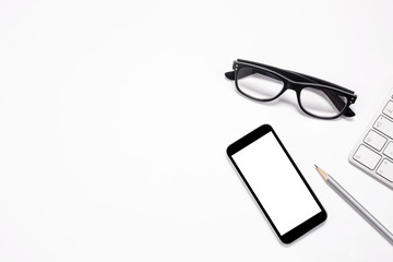 Schwarze Brille mit Tastatur, Smartphone und Bleistift 