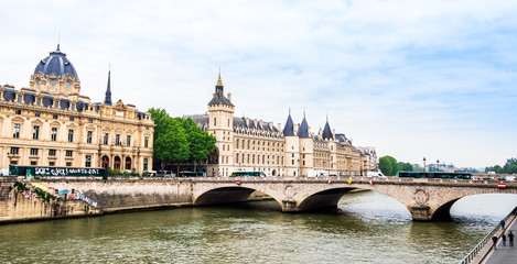 Fototapeta na wymiar 世界遺産　パリのセーヌ河岸
