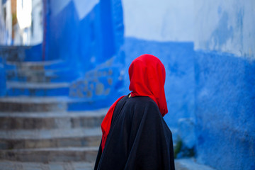 Mujer &aacute;rabe con pa&ntilde;uelo rojo en Chauen, Marruecos