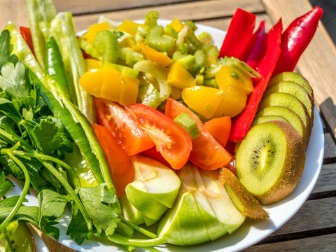 Der knackige frische Gem&uuml;se Teller ist eine gesunde Mahlzeit