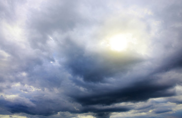 Fototapeta premium Beautiful sunset sky above gray clouds with dramatic light.