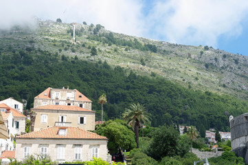 Fototapeta na wymiar Colline surplombant Dubrovnik