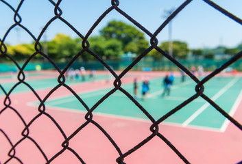 テニスコートとフェンス