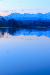 日本北海道　早朝の湖と朝焼け