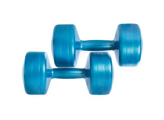 Obraz premium Flat lay view of blue fitness dumbbells isolated on white background. Clipping path included.