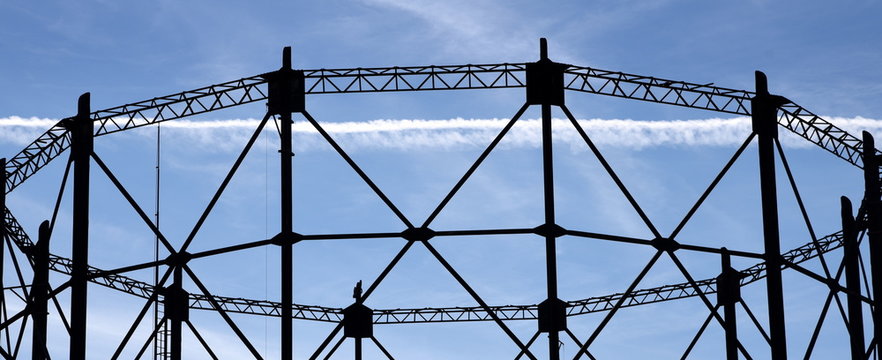 Ehemaliger Gasbeh&auml;lter vor hellblauem Sommerhimmel