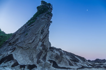 夜明けの三浦半島毘沙門海岸岩礁の道