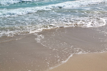 En la orilla del mar. La playa en verano.