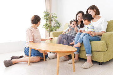 Fototapeta premium 室内で楽しく遊ぶ子供とお母さん