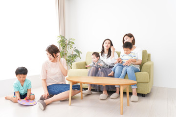 室内で楽しく遊ぶ子供とお母さん