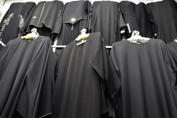 Abayas en el mercado tradicional