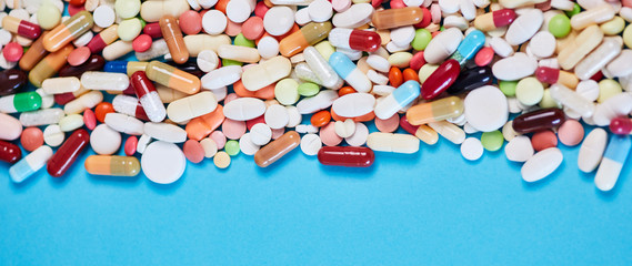 Fototapeta na wymiar Medizin Header Hintergrund mit Medikamenten