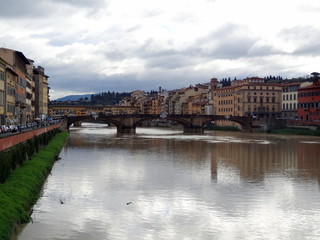 Fototapeta na wymiar À Florence au bord de l'Arno