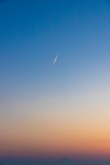 夕焼けの中の飛行機雲