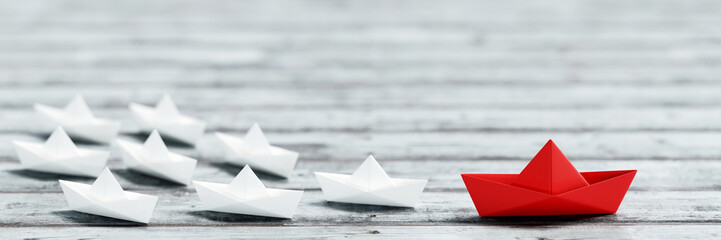 Individualität und Führung Konzept mit Origami Boot