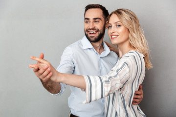 Photo closeup of smiling couple in casual clothing looking at camera and dancing