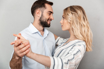 Photo closeup of smiling couple in casual clothing looking at each other and dancing